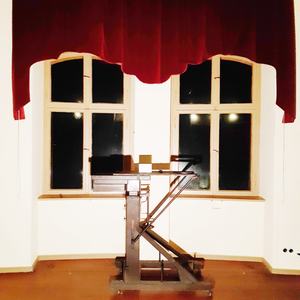 Fenster mit rotem Vorhang