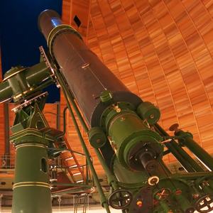 Großes Teleskop mit geöffnetem Kuppelspalt
