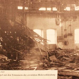 Innenraum mit Holztrümmern