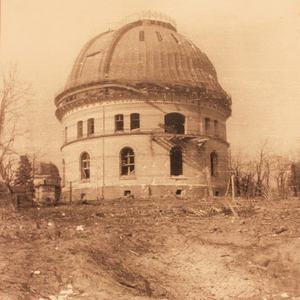 Teilweise zerstörtes Kuppelgebäude