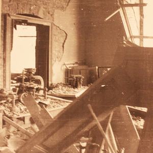 Durch Bombenangriff zerstörter Innenraum