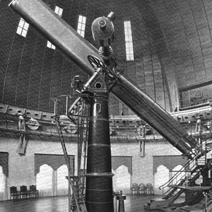 Schwarz-Weiß-Foto eines Linsenteleskops