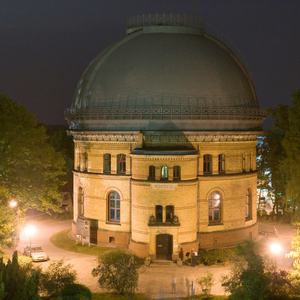 Kuppelgebäude bei Nacht