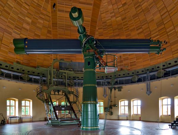 Großes Teleskop in Kuppel