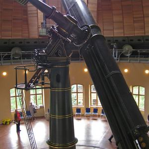 Großes Teleskop in Kuppelgebäude