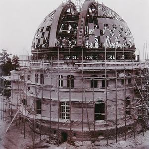 Kuppelgebäude mit Baugerüst