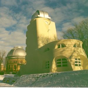 Turmgebäude im Vordergrund, im Hintergrund Kuppelgebäude, Winterfoto mit Schnee